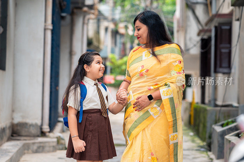 回到学校——亚洲/印度母亲离开女儿上学。